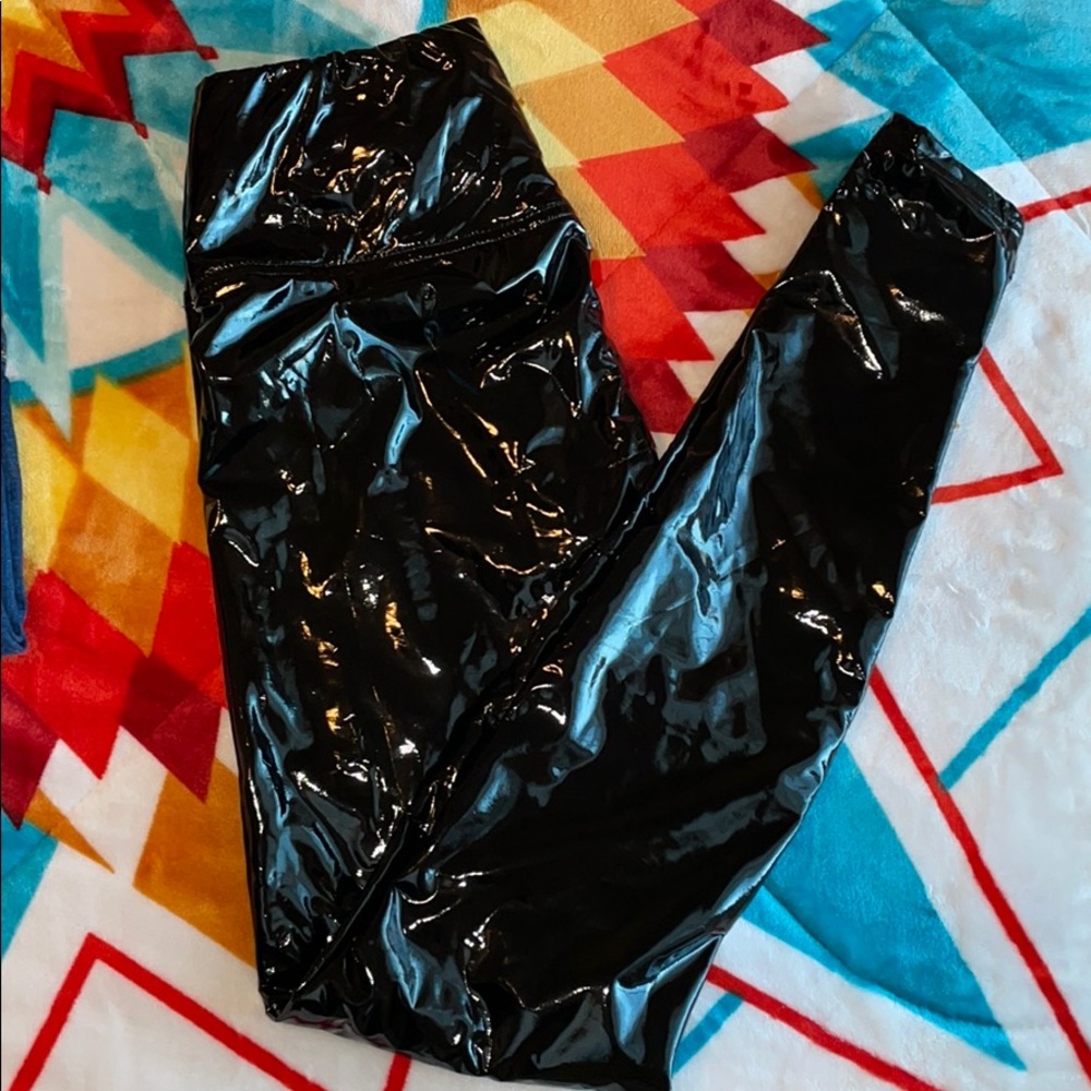 High wasted shiny leggings